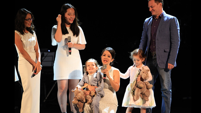 Hồng Nhung giới thiệu gia đình riêng với khán giả Thủ đô. Ảnh: N.M.Hà.