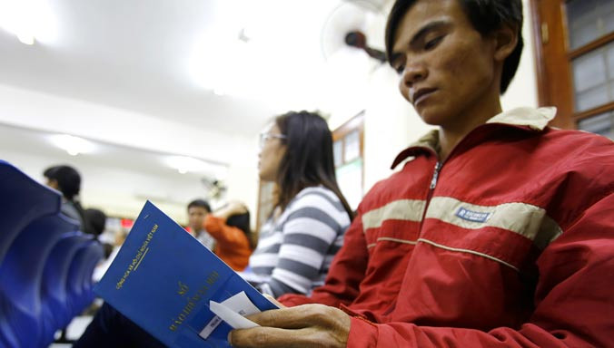 Dự kiến, từ năm 2016 người lao động sẽ phải đóng BHXH với số tiền gấp đôi hiện nay. Ảnh: Như Ý.