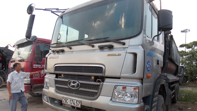 Chiếc xe để bùn ra đường Trần Duy Hưng sáng 17/11.