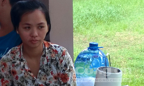 Chị Oanh tại Bệnh viện Nhi đồng 2 đang kể lại sự việc xảy ra với con trai 13 tháng tuổi của chị ở điểm giữ trẻ Kiều Ngân (TP Cần Thơ). Ảnh: Báo CA TP.HCM 