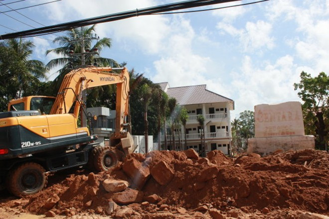 Công trường xây dựng mọc lên khắp nơi trên đảo Phú Quốc. Ảnh: Tuổi trẻ
