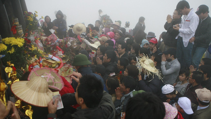 Khuyếch trương lễ hội được cho là một trong những bệnh “vung tay quá trán”. Trong ảnh: Lễ hội Yên Tử. Ảnh: Hồng Vĩnh.