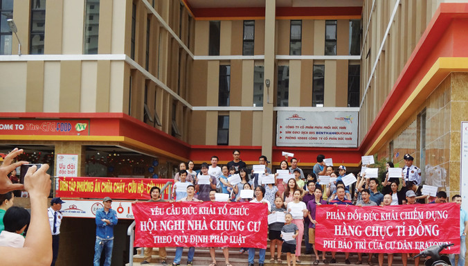 Cư dân The Era Town treo băng rôn yêu cầu chủ đầu tư trả phí bảo trì. Ảnh: Đình Du.