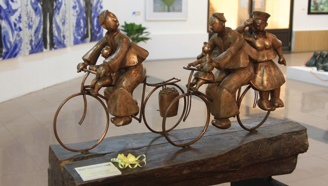 Tác phẩm “Phiên chợ chiều” được trao huy chương Bạc. Ảnh: N.M.Hà.