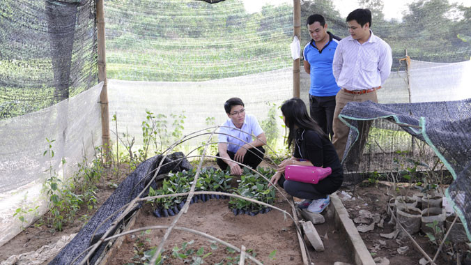Với nhiều mô hình phát triển kinh tế hiệu quả, nhưng Trần Sỹ Trung (bìa trái), PCT xã Quế Sơn (Sơn Động, Bắc Giang) cũng băn khoăn “đầu ra” khi kết thúc Dự án. Ảnh: Xuân Tùng.