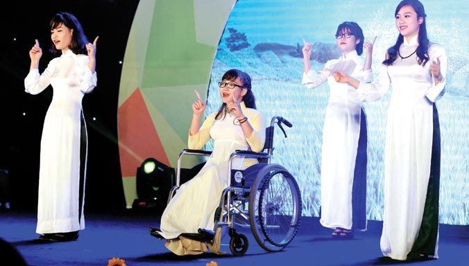 Dù bị khuyết tật vận động, nhưng Nguyễn Phương Linh (SN 1993, Hà Nội) tham gia sinh hoạt với CLB người điếc. Trong đêm chung kết, Linh thể hiện tài năng hát bằng ngôn ngữ ký hiệu. Ảnh: Xuân Tùng.