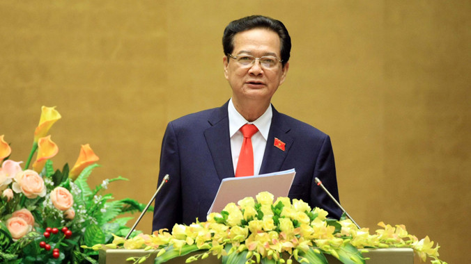 Thủ tướng Nguyễn Tấn Dũng trình bày báo cáo: “Tình hình kinh tế - xã hội năm 2015 và 5 năm 2011-2015; Phương hướng nhiệm vụ 5 năm 2016-2020 và năm 2016”. Ảnh: Doãn Tấn - TTXVN.