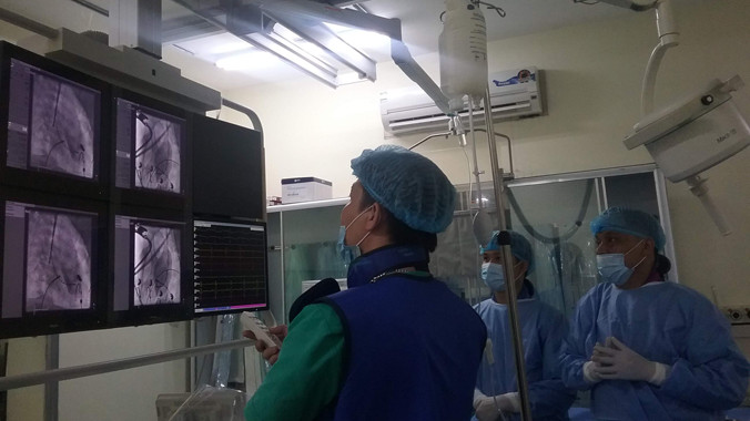 Bác sĩ đang đốt điện điều trị nhịp tim nhanh cho bệnh nhi. Ảnh: T.Hà.