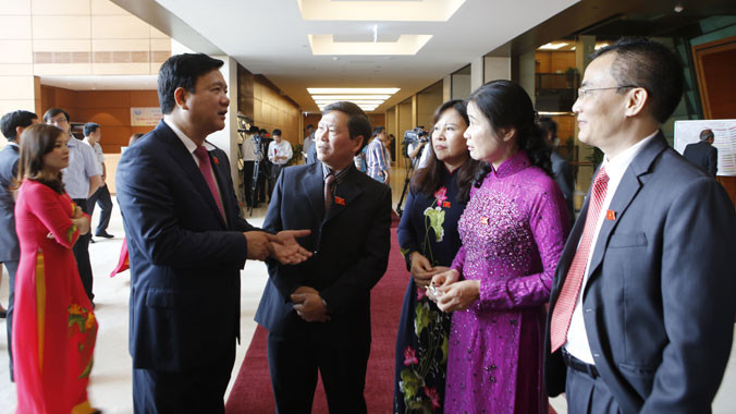 Các đại biểu Quốc hội trao đổi bên hành lang kỳ họp thứ IX. Ảnh: Như Ý.