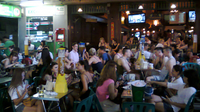 Về khuya, “thiên đường” Khao Sản càng náo nhiệt.