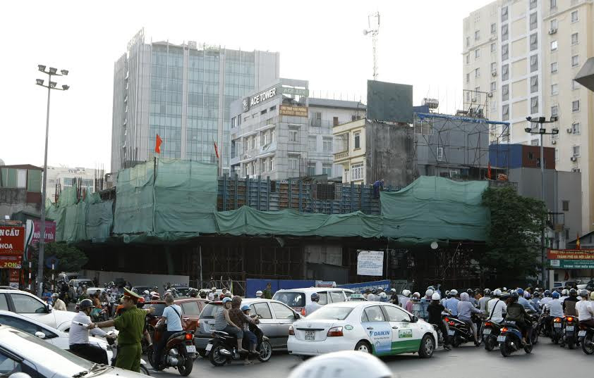 Cảnh sát gồng mình, 'lô cốt' vẫn trơ trơ