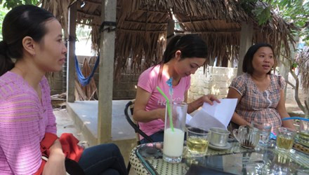 Các giáo viên thất nghiệp trên đường đi cầu cứu. Ảnh: Việt Hương.