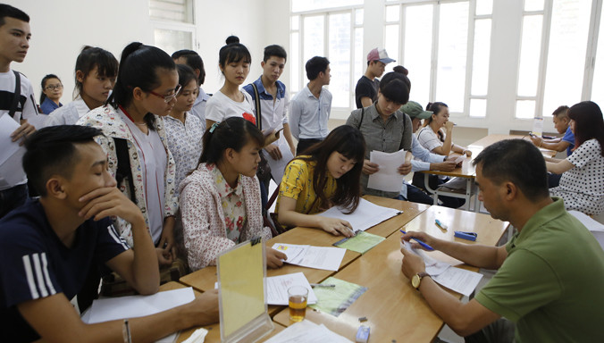 Thí sinh đăng ký xét tuyển đại học hệ chính quy năm 2015 ngày cuối cùng tại trường ĐH Công Đoàn-Hà Nội. Ảnh: Ngọc Châu.