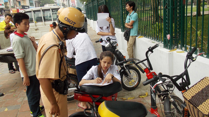 Hôm nay xe máy - mô tô điện phải đi đăng ký biển số. Ảnh: Trọng Đảng. 