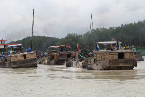 Các khu đô thị hàng ngày thải ra hệ thống sông Đồng Nai khoảng 992.000m3 nước thải sinh hoạt chưa qua xử lý. Ảnh: Người lao động. 