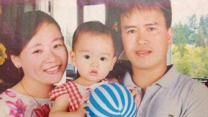 Chị Nguyễn Thị Mai Thanh và con gái là hậu phương vững chắc để Trung úy Vũ Quý Ngọc hoàn thành nhiệm vụ.