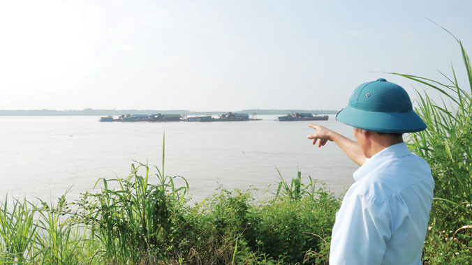 Lực lượng chức năng xã Minh Châu tận mắt thấy các tàu cát hoạt động trái phép nhưng không có thẩm quyền xử lý. Ảnh: Tuấn Nguyễn.