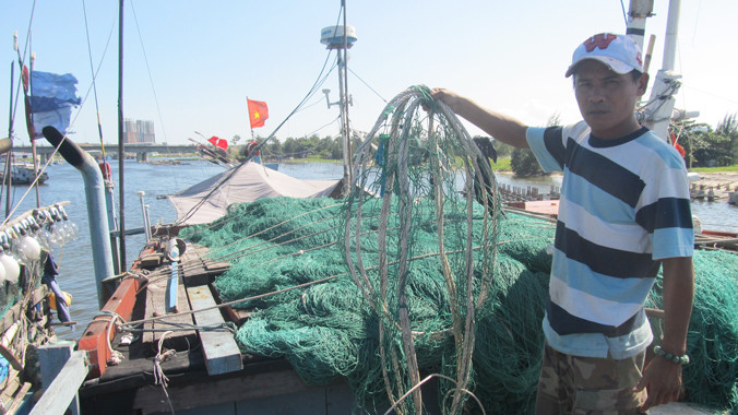 Anh Đào Ngọc Đức chỉ những tấm lưới bị phá nát. Ảnh: Nam Cường.