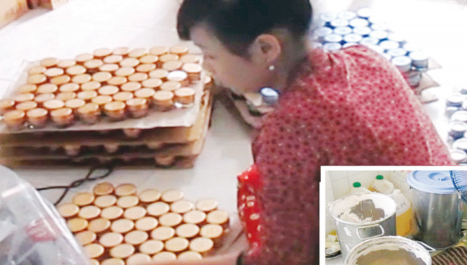 Nhân viên đang đưa hỗn hợp bột mì + hóa chất+ hương liệu vào lọ để biến thành mỹ phẩm “hàng hiệu” (ảnh lớn). Các loại nguyên liệu trôi nổi và hóa chất tạo màu được trộn để chế biến mỹ phẩm nhái (ảnh nhỏ). Ảnh: L.N.
