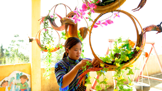 Cô giáo Vàng Thị Ghếnh tự sáng tạo nhiều đồ chơi, đồ dùng giảng dạy tại các điểm trường. Ảnh: Xuân Tùng.