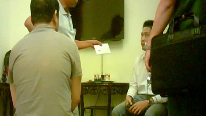 Công an bắt quả tang hai ông Trịnh Văn Thắng và Vũ Thanh Huyền đưa hối lộ.