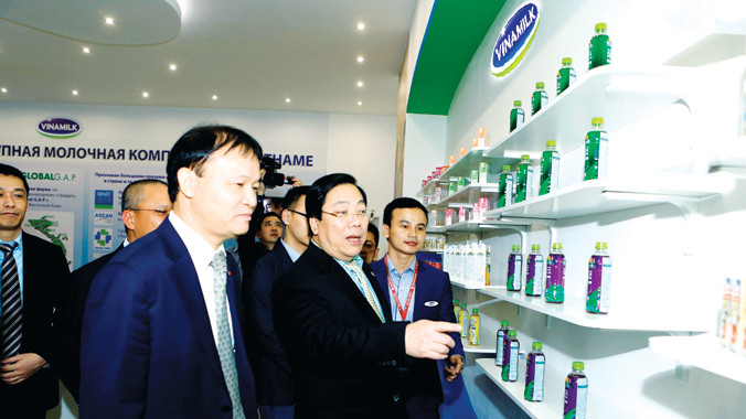 Ông Nguyễn Thanh Sơn - Đại sứ đặc mệnh toàn quyền Việt Nam tại Liên bang Nga và Ông Đỗ Thắng Hải, Thứ trưởng Bộ Công Thương Việt Nam đến tham quan gian hàng của Vinamilk tại Hội chợ Hàng VN Chất lượng cao ở Liên bang Nga.