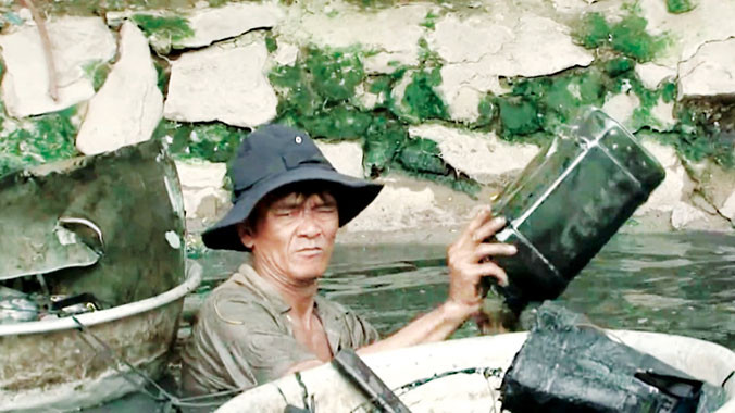 Thường xuyên phải lặn ngụp dưới dòng nước bẩn, nhưng ông Hoàng vẫn lạc quan vì ông nghĩ công việc của mình đã nuôi sống gia đình.