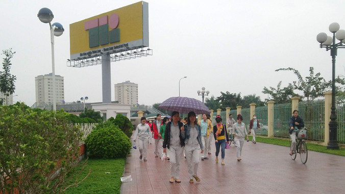 Công nhân KCN Thăng Long (huyện Đông Anh, Hà Nội) giờ tan ca. Ảnh: Nguyễn Hoan.