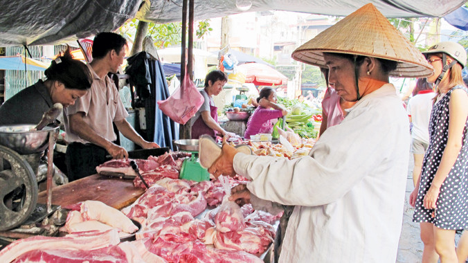 Người tiêu dùng lo về tồn dư hóa chất thực phẩm bán trên thị trường. Ảnh: Nam Khánh.