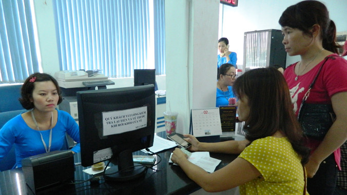 Hành khách mua vé tàu tết trực tiếp tại Ga Sài Gòn. Ảnh: LT.