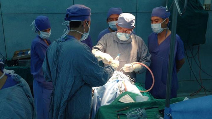 Ê kíp phẫu thuật Bệnh viện Nhi đồng 2 TPHCM đang tiến hành mổ bệnh nhi bị động kinh kháng trị. Ảnh do bệnh viện cung cấp.