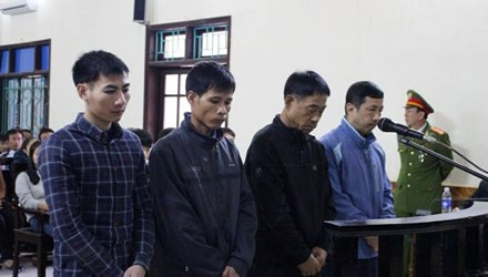 Các bị cáo nghe HĐXX tuyên án. 