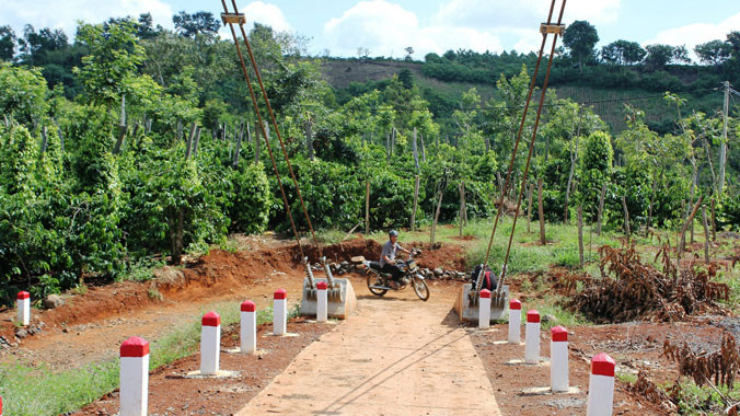 Cầu dây văng tại phường Thống Nhất vẫn chưa có đường vào.