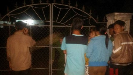 Nhiều người dân tới hiện trường theo dõi vụ việc.