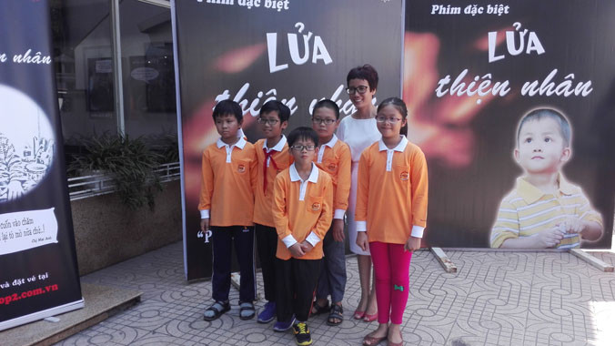 Thiện Nhân (phía trước) tại buổi công chiếu ở Hà Nội. Ảnh: T.Toan.