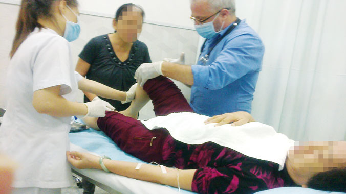 Hình ảnh được ông Đức ghi lại khi ông Ciro làm các thủ thuật cấy tế bào gốc ở phòng khám. Ảnh: M.Đ.