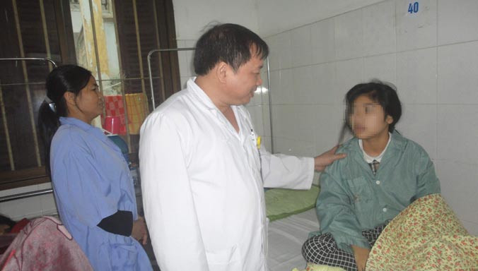 Bác sĩ thăm khám bệnh nhân điều trị tại Viện Sức khỏe Tâm thần Quốc gia. Ảnh: K.N-N.H.