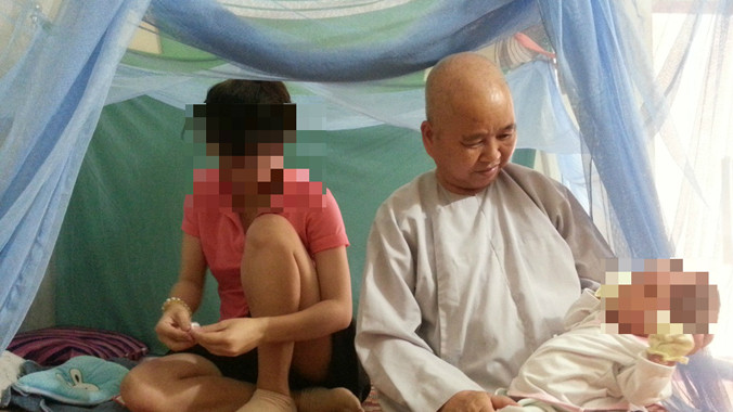 Bà mẹ trẻ tá túc ở chùa Diệu Pháp để sinh con.