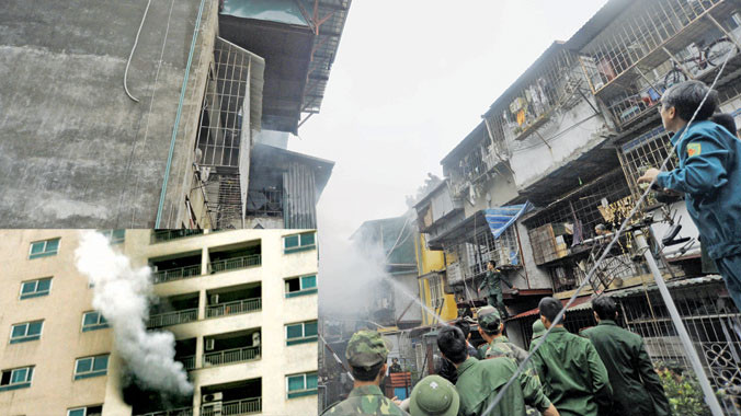 Cháy khu chung cư Nam Đồng, Hà Nội (ảnh lớn); Cháy căn hộ ở chung cư Trung Hòa - Nhân Chính, Hà Nội (ảnh nhỏ). Ảnh: Hoàng Anh - Hồng Vĩnh.