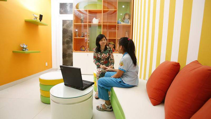 Học sinh được tư vấn tâm lý trong trường học.