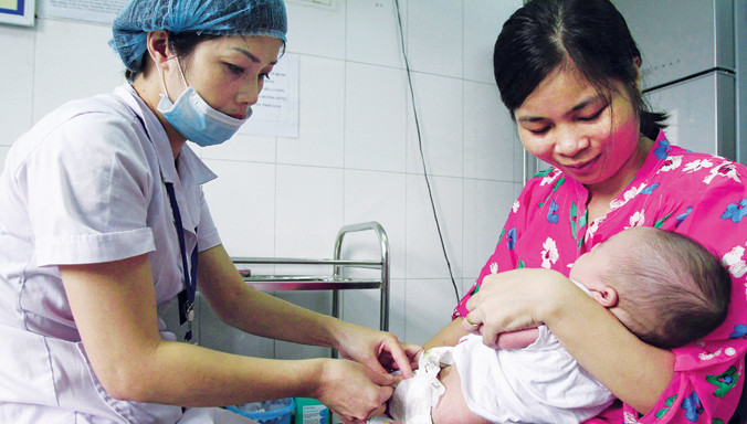 Tiêm vắc-xin phòng bệnh cho trẻ tại trung tâm y tế dự phòng số 70 Nguyễn Chí Thanh - Hà Nội. Ảnh: Ngọc Châu.