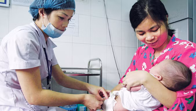 Tiêm vắc-xin phòng bệnh cho trẻ tại trung tâm y tế dự phòng số 70 Nguyễn Chí Thanh - Hà Nội. Ảnh: Ngọc Châu.