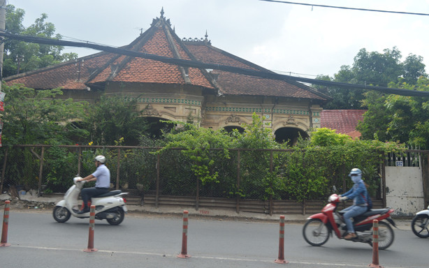 Căn biệt thự trăm tuổi ở đường Nơ Trang Long, quận Bình Thạnh hư hỏng nặng. Ảnh: Ngô Bình.