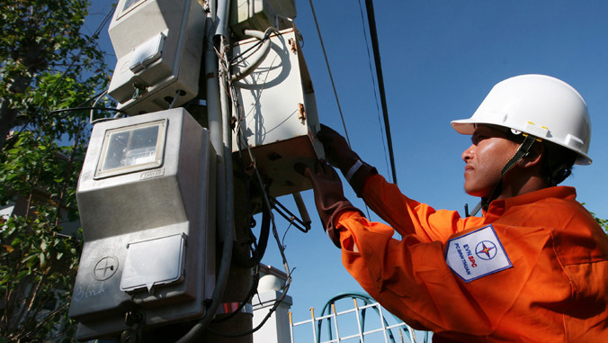 Kiểm tra chỉ số điện công tơ. Ảnh: Hồng Vĩnh.