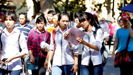 Thí sinh sau giờ thi THPT Quốc gia 2015 tại hội đồng thi trường ĐH Kinh tế Quốc dân Hà Nội