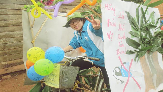 Nguyễn Hữu Nghĩa trong lần đi làm công tác xã hội.