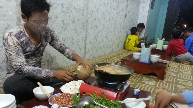 Các quán nhậu sử dụng bình gas mini.