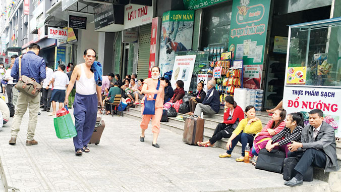 Người dân phải tá túc tạm bợ ở sảnh các tòa nhà hoặc đi tìm nơi sơ tán khỏi chung cư Xa La sáng qua. Ảnh: Anh Trọng.