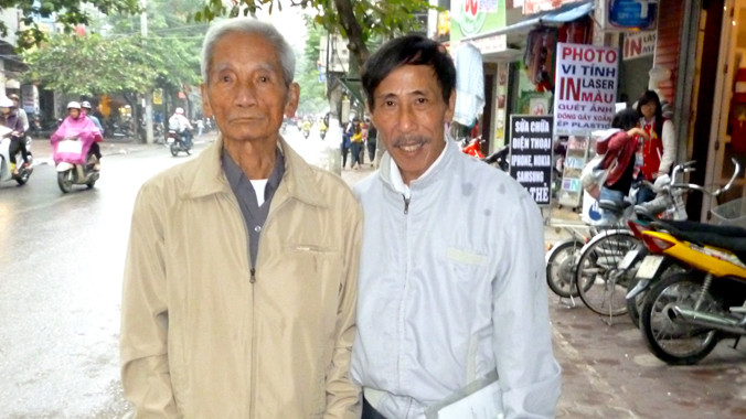 Ông Nguyễn Thận và cụ Huỳnh Văn Truyện trong lần ra Hà Nội kêu oan cho ông Nén năm 2013. Ảnh: Huỳnh Trung Nghĩa.