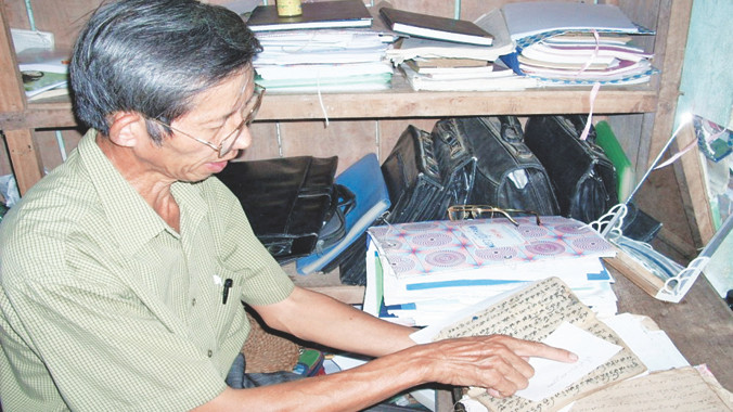 Ông Hà Nam Ninh bên những cuốn sách Thái cổ viết về Mường Khoòng và Chúa Chổm.